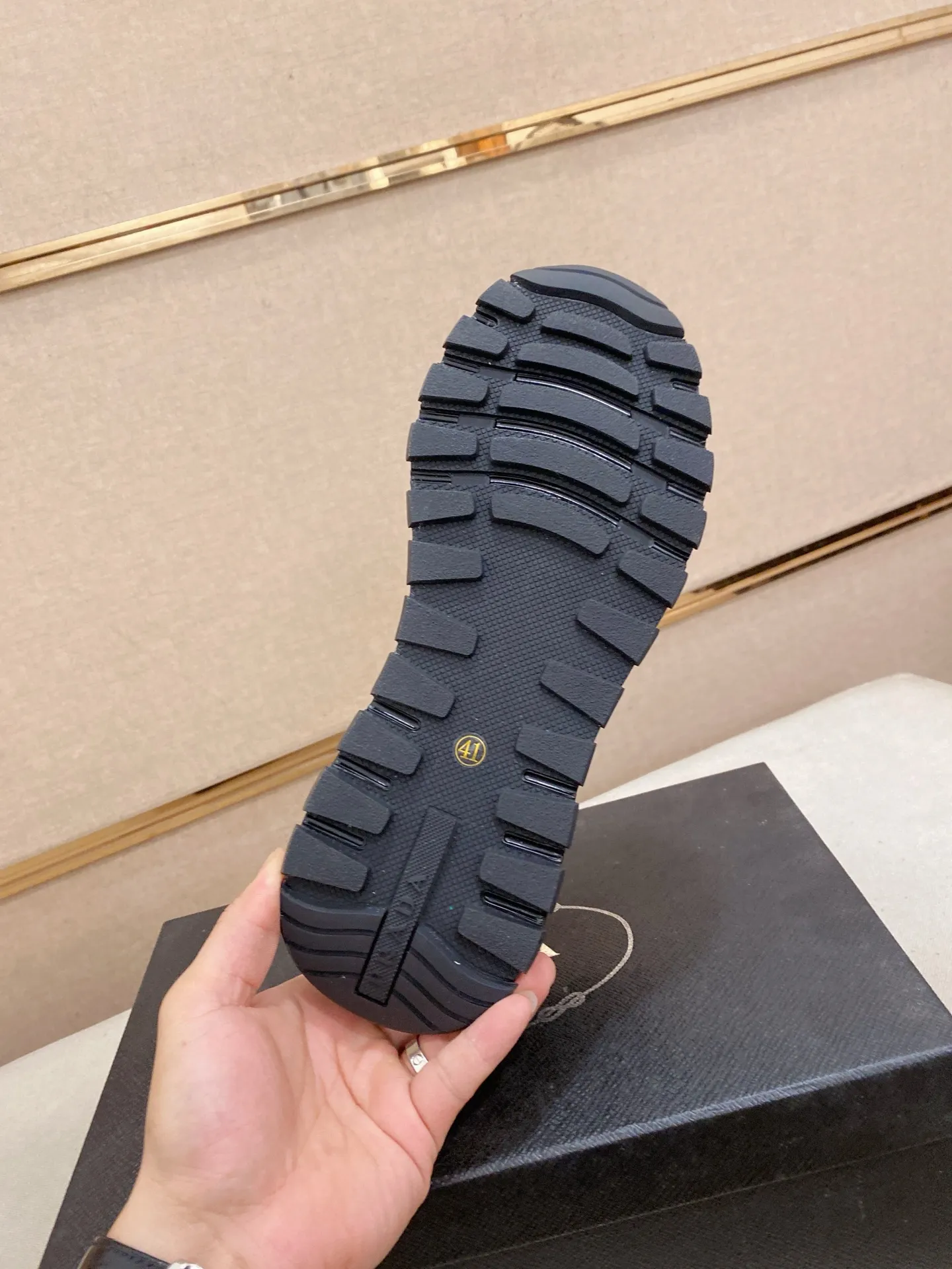 Men's men's shoes💰: 440💰[Prada～Prada] Trendy new styles are on the market. Same style as the official website. Counter quality. Original version. [Strong] [Strong] Imported selected first-layer cowhide. Comfortable and breathable sheepskin lining, fine workmanship, upper layer made of 100% pure cowhide, original last shape, comfortable on the feet, shoe sizes 38 to 44